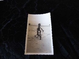 P-524 , Photo , Petit Enfant Faisant Du Tricycle Sur La Plage, Circa 1950 - Personas Anónimos