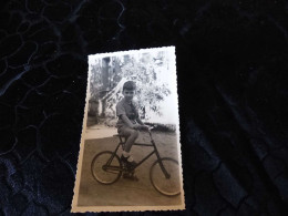 P-525 , Photo , Petit Garçon Faisant Du Vélo , Circa 1935 - Anonymous Persons