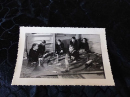 P-526 , Photo , Noël 1942, Enfants Jouant Au Train électriques - Treni