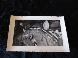 P-527 , Photo , Noël 1942, Enfants Jouant Au Train électriques - Treinen