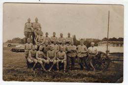 Carte Photo Militaria Mailly Le Camp Aube 10 Groupe Militaires Quelque Bleus De La 1ère Batterie Latrines Au Fond - Mailly-le-Camp