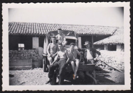 Jolie Photographie Soldats Militaires Cuisiniers Torse Nu Sur Un Camion Armée Algérie? à Situer 9 X 6,2 Cm - War, Military