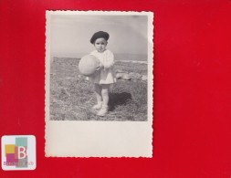 Photo Originale Snapshot Vintage Adorable Petit  Garçon ? Fille ?  Beret Ballon De Foot Robe - Anonymous Persons