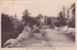 Tunisie, Gafsa, Un Sentier Dans L’Oasis, Au Fond La Kasbah - Tunesië