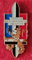 SUPER PIN'S "MILITARIA " CERCLE Des Officiers De LYON En Bel émail Cloisonné Base Or, Visuel LION, Format 1,4X3,5cm - Militari