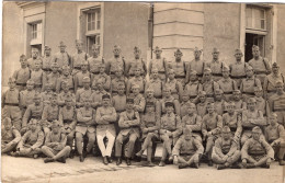 Carte Photo D'une Compagnie De Soldats Francais Du 113 éme Régiment D'infanterie Posant Dans Leurs Caserne - Krieg, Militär