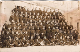 Carte Photo D'une Compagnie De Soldats Francais Du 64 éme Bataillon De Chasseur Posant Dans Leurs Caserne - Krieg, Militär