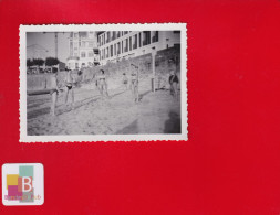 Photo Originale Snapshot Vintage Sport Beach Volley Plage Jeune Homme Torse Nu Femme Maillot Bain St Jean De Luz 1954 - Sports