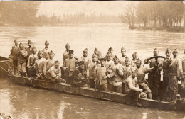 Carte Photo De Soldats Francais Du 4 éme Régiment Du Génie Dans Leurs Canot Servant A Faire Des Pont Flottant - War, Military