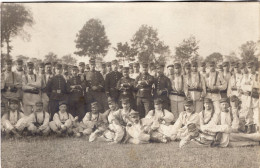 Carte Photo D'une Compagnie De Soldats Francais En Tenue De Combat Avec Leurs Officiers Dans Un Camp - Guerre, Militaire