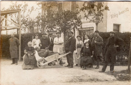 Carte Photo De Soldats Francais Avec Des Femmes élégante Et Des Hommes  Dans Un Village - Guerre, Militaire