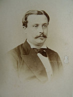 Photo CDV Disderi à Paris  Portrait Homme Moustachu  Noeud Papillon  Sec. Emp. CA 1865-70 - L445 - Ancianas (antes De 1900)