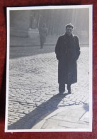 Photo Origine Belgique Homme Dans Une Rue Pavée - Personnes Anonymes