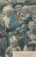 R075269 Bretagne. Un Papa Et Ses Enfants A Plougastel Daoulas. 1907 - Wereld