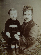 Photo CDV Disderi  Paris Jeune Femme Et Bébé Assis Sur Une Table  Costume En Velours Sec. Emp. CA 1865-70 - L445 - Alte (vor 1900)