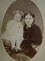 Photo CDV Disderi  Paris  Jeune Femme Et Bébé Blond En Robe Assis Sur Une Table  Sec. Emp. CA 1865-70 - L445 - Anciennes (Av. 1900)