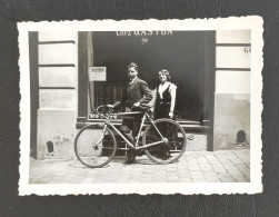 Ancienne Photo Jeune Homme Vélo Pose Devant Un Café Chez Gaston - Radsport