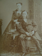 Photo CDV Disderi  Paris Couple élégant  Homme Assis (Mrs Fraser Handcock Balnain Chettenham) Sec. Emp. CA 1865-70- L445 - Anciennes (Av. 1900)