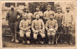 Carte Photo De Sous-officiers Francais Dans Une Ferme A L'arrière Du Front En 14-18 - War, Military