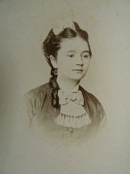 Photo CDV Disderi  Paris  Portrait Jeune Fille  Coiffure Avec Anglaises Et Noeud  Sec. Emp. CA 1865-70 - L445 - Old (before 1900)