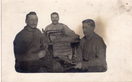 Carte Photo De Trois Soldats Francais Réparant Leurs Vetement Militaire En 1909 - Guerre, Militaire