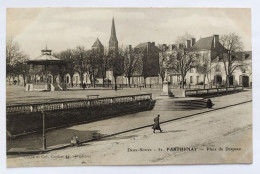 CPA - 79.Parthenay. Place Du Drapeau - Parthenay