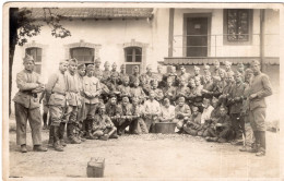 Carte Photo D'une Compagnie De Soldats Francais Du 34 éme Régiment D'infanterie Posant Dans Leurs Caserne - Krieg, Militär