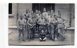 Carte Photo De Soldats Francais Avec Un Enfant Et Leurs Instrument Posant Dans Leurs Caserne Vers 1920 - War, Military