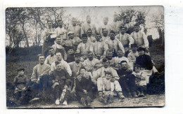 Carte Photo De Soldats Francais Avec Une Femme Et Des Enfant Se Reposant Dans Une Ferme A L'arrière  En 14-18 - Guerre, Militaire