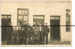 Carte Photo .CPA. Maroc. Tadla. Militaire . Soldats Qui Posent Pour La Photo Devant La Poste Télégraphe Téléphone 1922 - Photographs