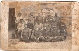 Carte Photo De Sous-officiers Francais Du 104 é Régiment D'infanterie Dans Une Ferme En 14-18 - Guerre, Militaire