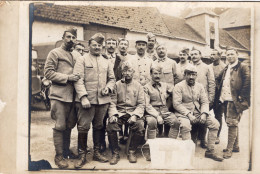 Carte Photo De Sous-officiers Francais Posant Dans Une Ferme Avec Des Voiture A L'arrière Du Front En 14-18 - Guerre, Militaire