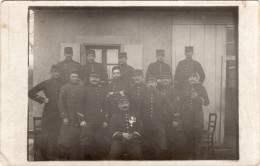 Carte Photo D'officiers Francais Posant Dans Une Ferme A L'arrière Du Front En 14-18 - Guerre, Militaire