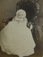 Photo Cdv Anonyme - Bébé (famille Noblesse Allemagne) Circa 1860-65 L437 - Ancianas (antes De 1900)