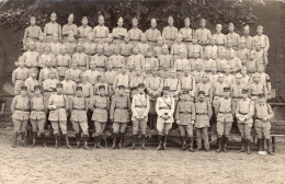 Carte Photo D'une Compagnie De Soldats Francais Du 61 éme Bataillon De Chasseur Dans Leurs Caserne Vers 1930 - Guerre, Militaire