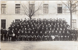 Carte Photo D'un Compagnie De Soldats Francais Avec Leurs Officiers Posant Dans Leurs Caserne - Guerre, Militaire