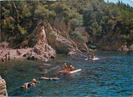 Espagne - Espana - Cataluna - Costa Brava - Detalle De La Costa - Détail De La Côte - Pédalo - Femme En Maillot De Bain  - Gerona