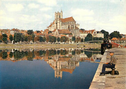 89 - Auxerre - Les Bords De L'Yonne Et La Cathédrale Saint Etienne - Pecheur à La Ligne - Péniches - CPM - Voir Scans Re - Auxerre