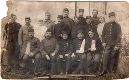 Carte Photo De Soldats Francais Blessée Au Combat Avec Des Infirmière A L'arrière Du Front En 14-18 - Guerre, Militaire