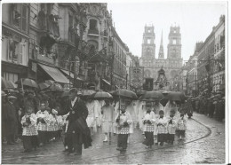 Photo De Presse -  Orléans - Fêtes De Jeanne D'Arc - Le Défilié Religieux Sous La Pluie - Lugares