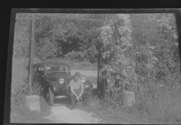 Négatif Film Snapshot Voiture Automobile Cars  Citroën Voiture Stationnée Dans Un Jardin Devant Une Maison - Plaques De Verre