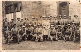 Carte Photo D'une Section De Soldats Francais Posant Avec Deux Mitrailleuse Lourde Dans Leurs Caserne En 1927 - War, Military