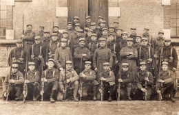 Carte Photo D'une Compagnie De Soldats Francais En Tenue De Combat Posant Dans Leurs Caserne Vers 1920 - Oorlog, Militair