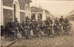 Carte Photo De Soldats Francais Avec Un Officier D'une Compagnie De Motocycliste Dans Leurs Caserne - War, Military