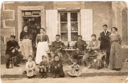 Carte Photo De Sous-officiers Francais Avec Des Civil A La Terrasse D'un Café De Village  En 14-18 - Guerra, Militares