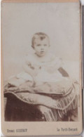 Photo C D V La Ferté Bernard Portrait Bébé Sur Un Coussin Photo Ernest Gueunet  La Ferté Bernard  Réf 30411 - Identifizierten Personen