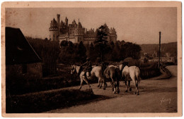 CPSM PF 60 - PIERREFONDS (Oise) - 19. Château Côté Est (animée, Chevaux) - Pierrefonds