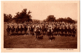 CPA Militaria - Cavalerie. L'Escadron De Marche - Regimente