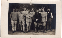 Carte Photo D'officiers Francais Posant Dans Une Ferme A L'arrière Du Front En 14-18 - Guerra, Militares