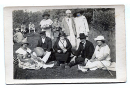 Carte Photo D'une Famille élégante Assise Dans L'herbe A La Campagne Vers 1930 - Guerre, Militaire